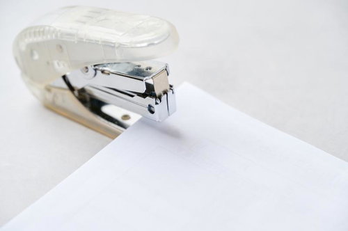 用紙を留める前の透明ボディのホッチキスと金属製の留め具