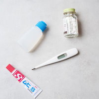 体温計と常備薬の医療用品セット。家庭の健康管理に必要な医療キットの写真