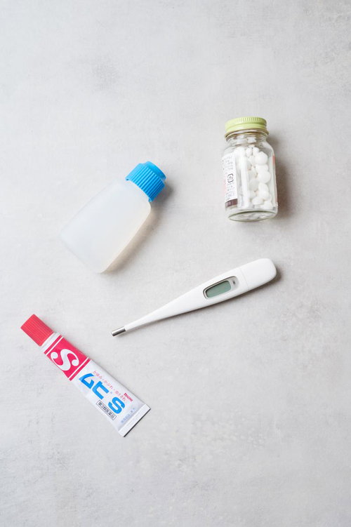 体温計と常備薬の医療用品セット。家庭の健康管理に必要な医療キット
