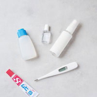 家庭の救急箱に必要な医療アイテムと体温計の写真