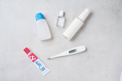 家庭の医療用品セットの中身を白い背景に並べた状態