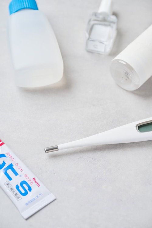 デジタル体温計と常備薬が置かれた医療キット