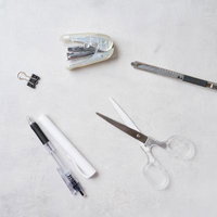 オフィス必需品の文房具・筆記用具コレクションの写真