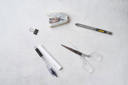 デスクに並ぶ文具・筆記用具・オフィス用品