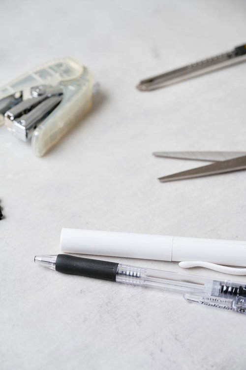 卓上に置かれた文具・事務用品のセット写真