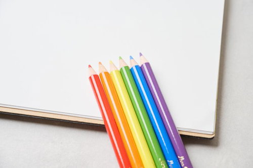レインボーカラーの色鉛筆8本と白紙ノートの文房具セット