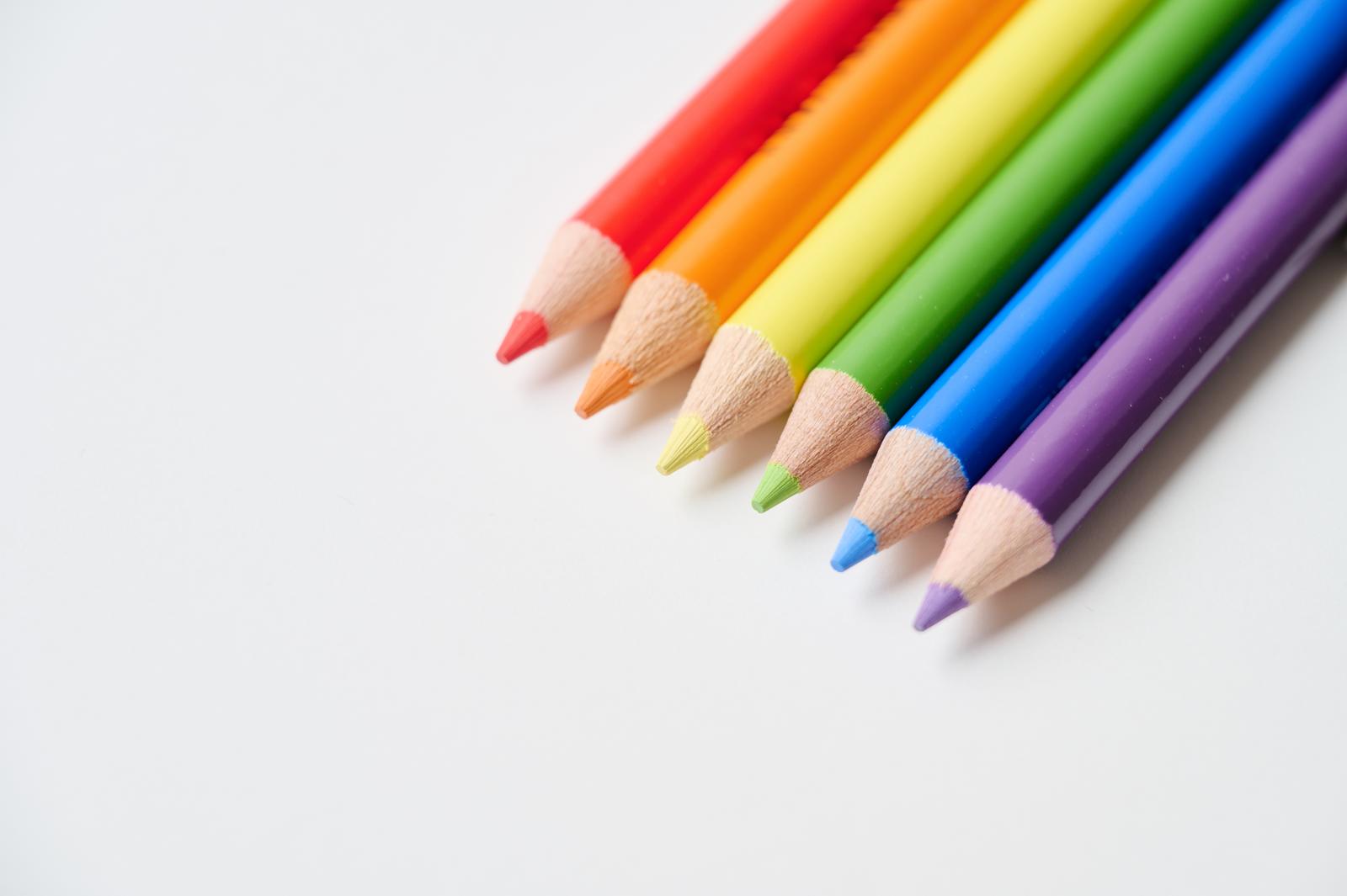 削られた先端を揃えて並ぶ7色の色鉛筆