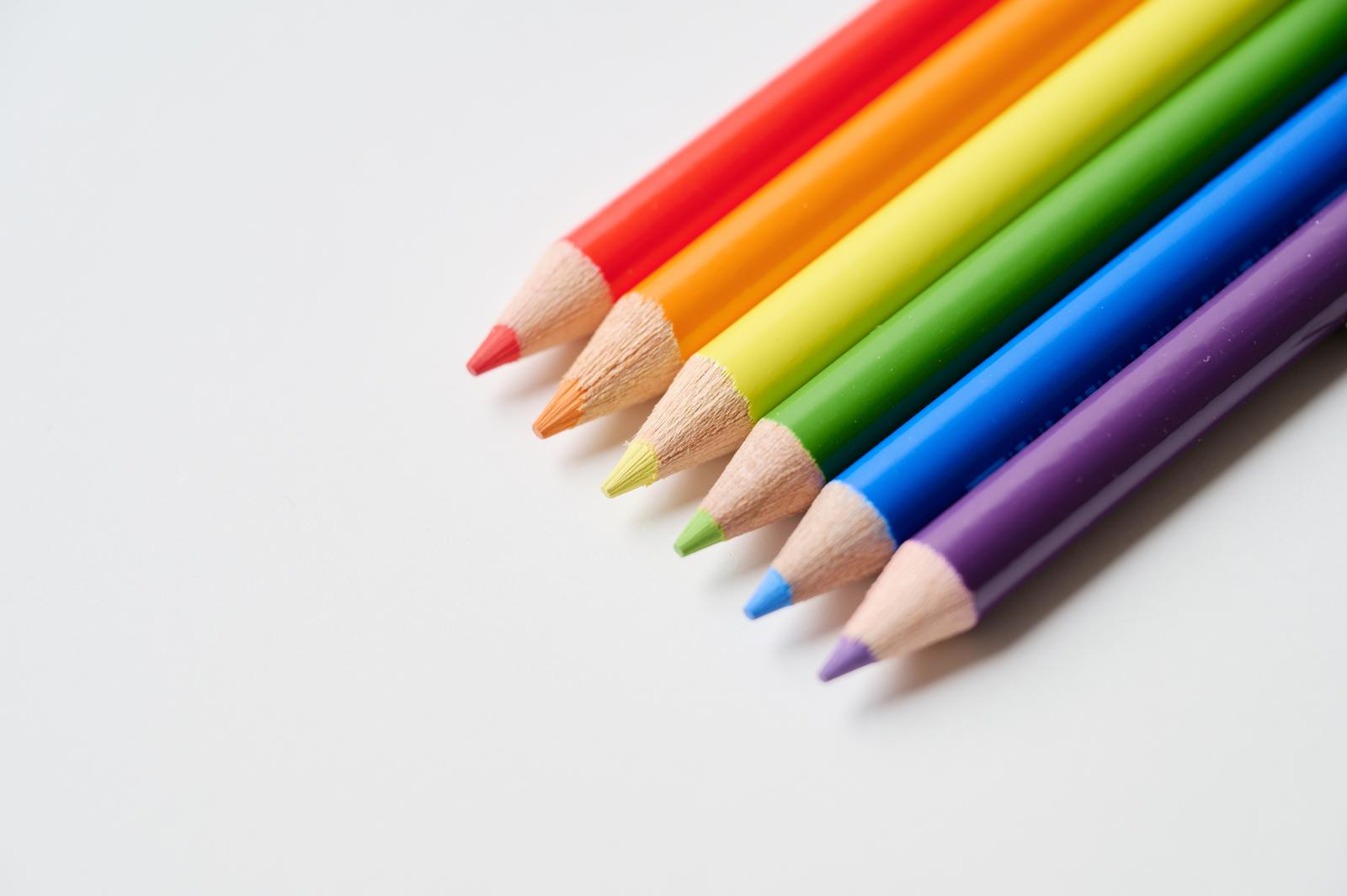 虹色の6本の色鉛筆が先端を揃えて斜めに並んでいる