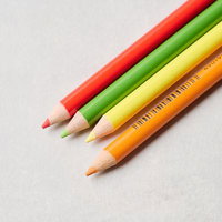 赤・緑・黄・橙の4色の色鉛筆が斜めに並べられたの写真
