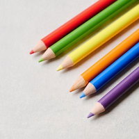 カラフルな文房具、虹色に揃った色鉛筆12色セットの写真