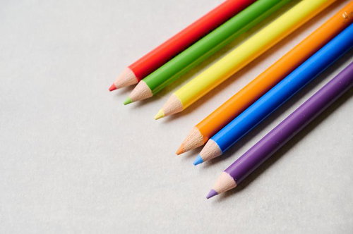 カラフルな文房具、虹色に揃った色鉛筆12色セット