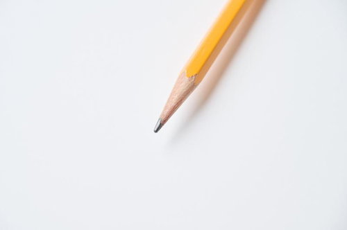 削られた黄色い鉛筆の先端 鉛筆削りで整えられた筆記具