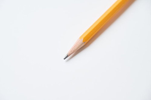 削られた黄色い鉛筆の先端のクローズアップ