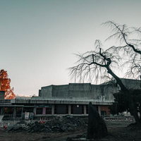 発掘作業が進む上田城の三十間堀と北櫓・南櫓の石垣遺構の写真