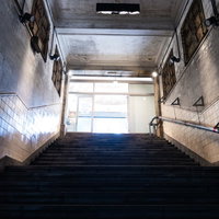 旧博物館動物園駅の地下通路階段と駅舎内部の歴史的構造の写真