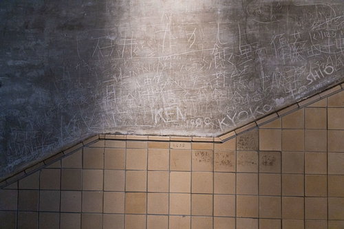 色鮮やかなスプレーペイントで埋め尽くされた落書きの壁