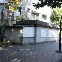 上野駅前の旧博物館動物園駅、閉鎖された駅舎の写真