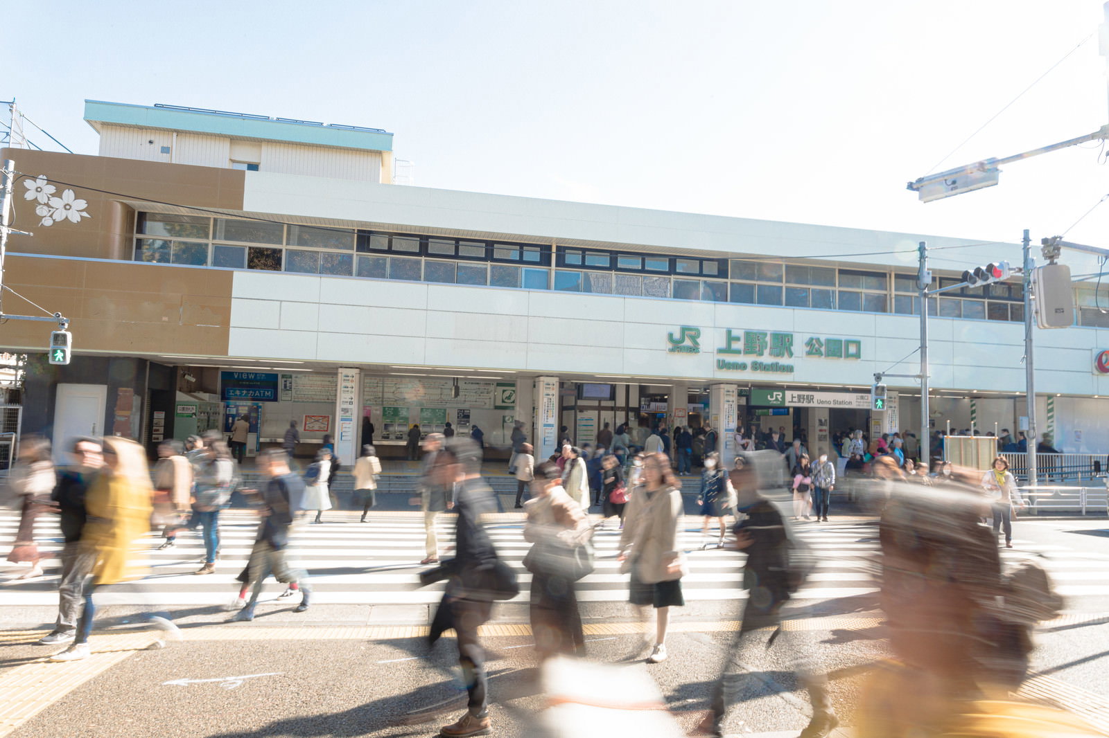 JR上野駅公園口前の横断歩道を渡る大勢の人々