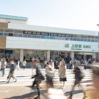 JR上野駅公園口前の横断歩道を渡る人々の通勤ラッシュの写真