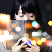 目を閉じるたびに思い出す、開かれた本の世界の写真