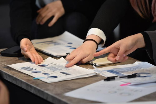 開発会議でグラフ資料を確認するチームのディスカッション