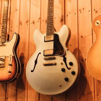 音楽スタジオのギターコレクションの写真