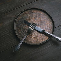 食事中の小休止を知らせるナイフとフォークの置き方の写真