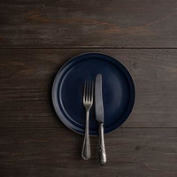 食事を終えたことを知らせるナイフとフォークの置き方（イギリス式）の写真