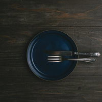 食事を終えたことを知らせるナイフとフォークの置き方の写真