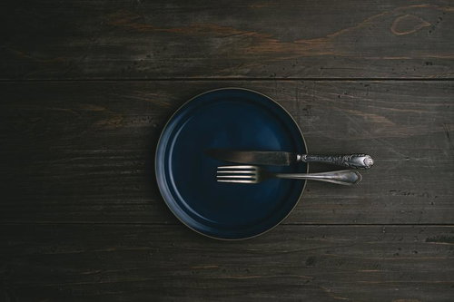 食事を終えたことを知らせるナイフとフォークの置き方