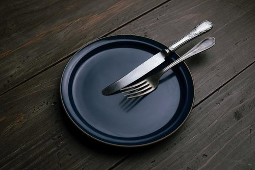 ナイフとフォークを三時の方向に置いて食事終わりを知らせるテーブルマナー