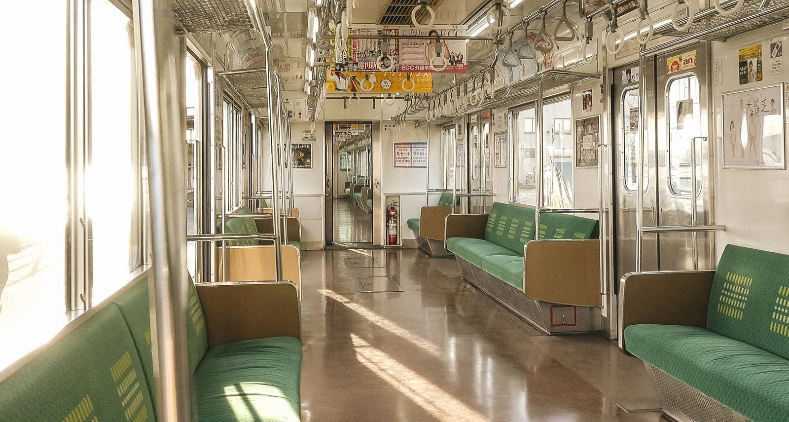JR鶴見線の車内と緑の座席