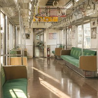 終着駅で停車中のJR鶴見線の車内風景と乗客の写真