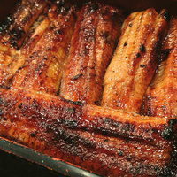 香ばしく焼き上げたうな重（上）、濃厚なタレが香る鰻の蒲焼の写真