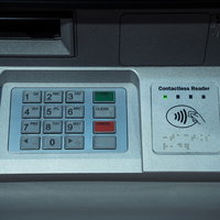 ATMの番号入力とカードリーダーの操作パネルの写真