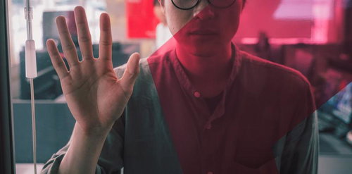 ネオンライトに照らされ窓に手をつく囚われ男子