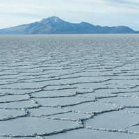ウユニ塩湖に広がる幾何学模様（乾季）の写真