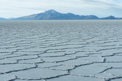 ウユニ塩湖に広がる幾何学模様（乾季）