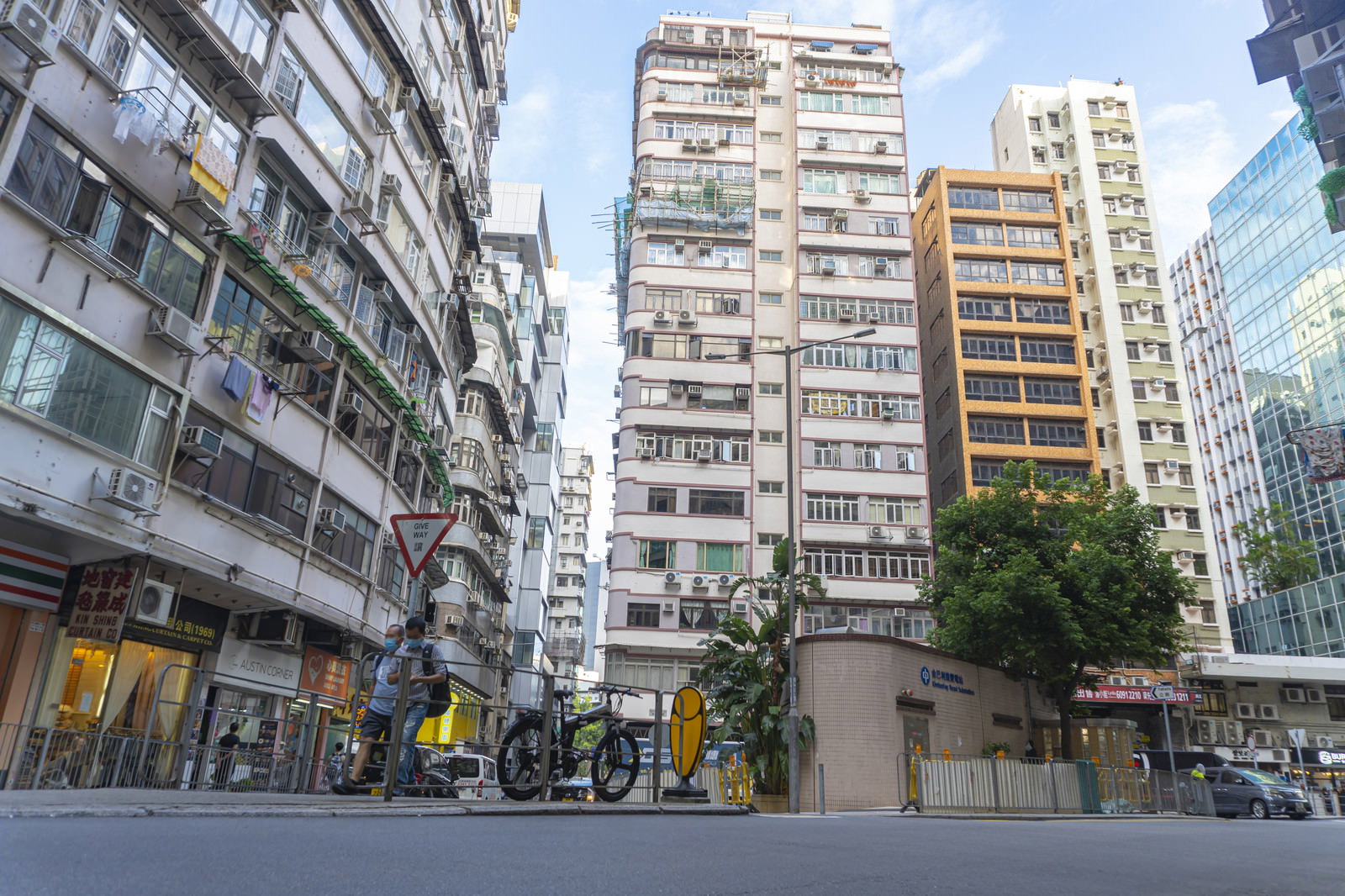 香港の都市部に立ち並ぶ高層雑居ビルとマンションの街並み