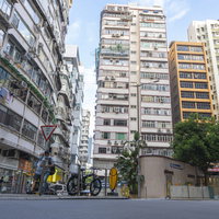 香港尖沙咀の金巴利道に立ち並ぶ雑居ビルとマンションの写真