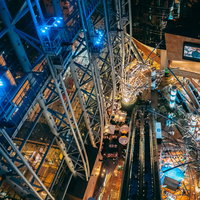 香港の旺角にあるショッピングモールLangham Placeの螺旋エスカレーターの写真