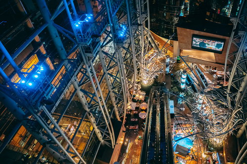 香港の旺角にあるショッピングモールLangham Placeの螺旋エスカレーター