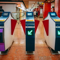 香港地下鉄MTRの自動改札機の風景と駅構内の写真