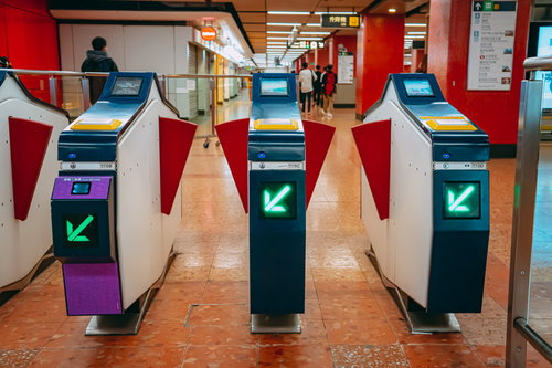 香港地下鉄MTRの自動改札機の風景と駅構内