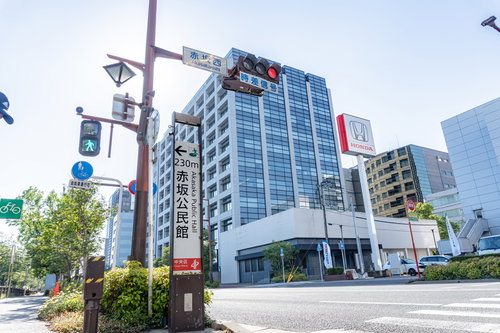 赤坂の交差点に立ち並ぶビル群まで230メートル