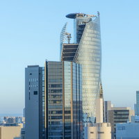 名古屋駅から見えるモード学園スパイラルタワーズと周辺ビル群の写真