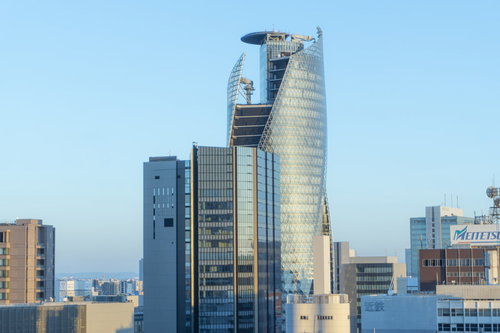 名古屋駅から見えるモード学園スパイラルタワーズと周辺ビル群