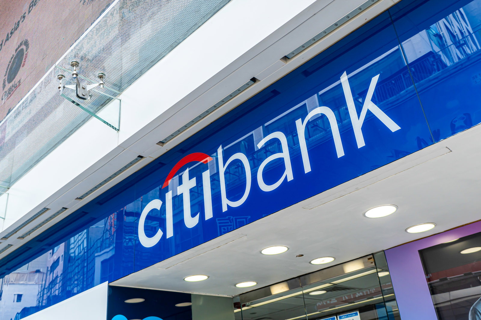 青い看板にcitibankのロゴが表示されたシティバンクの店舗外観