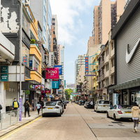 尖沙咀グランヴィルロード、歩行者と車両が行き交う繁華街の道路の写真