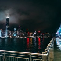雨が降る夜のハーバーシティ（海港城）から望む香港の夜景の写真